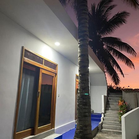 Penguin House Hotel Puerto Villamil Exterior photo