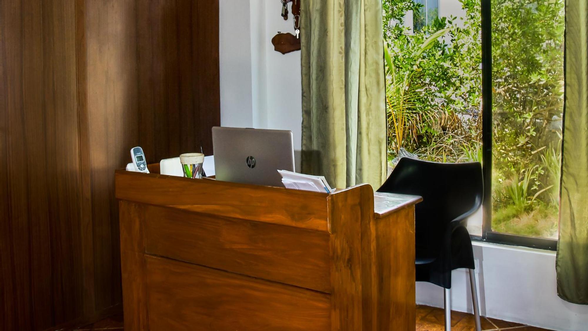 Penguin House Hotel Puerto Villamil Exterior photo
