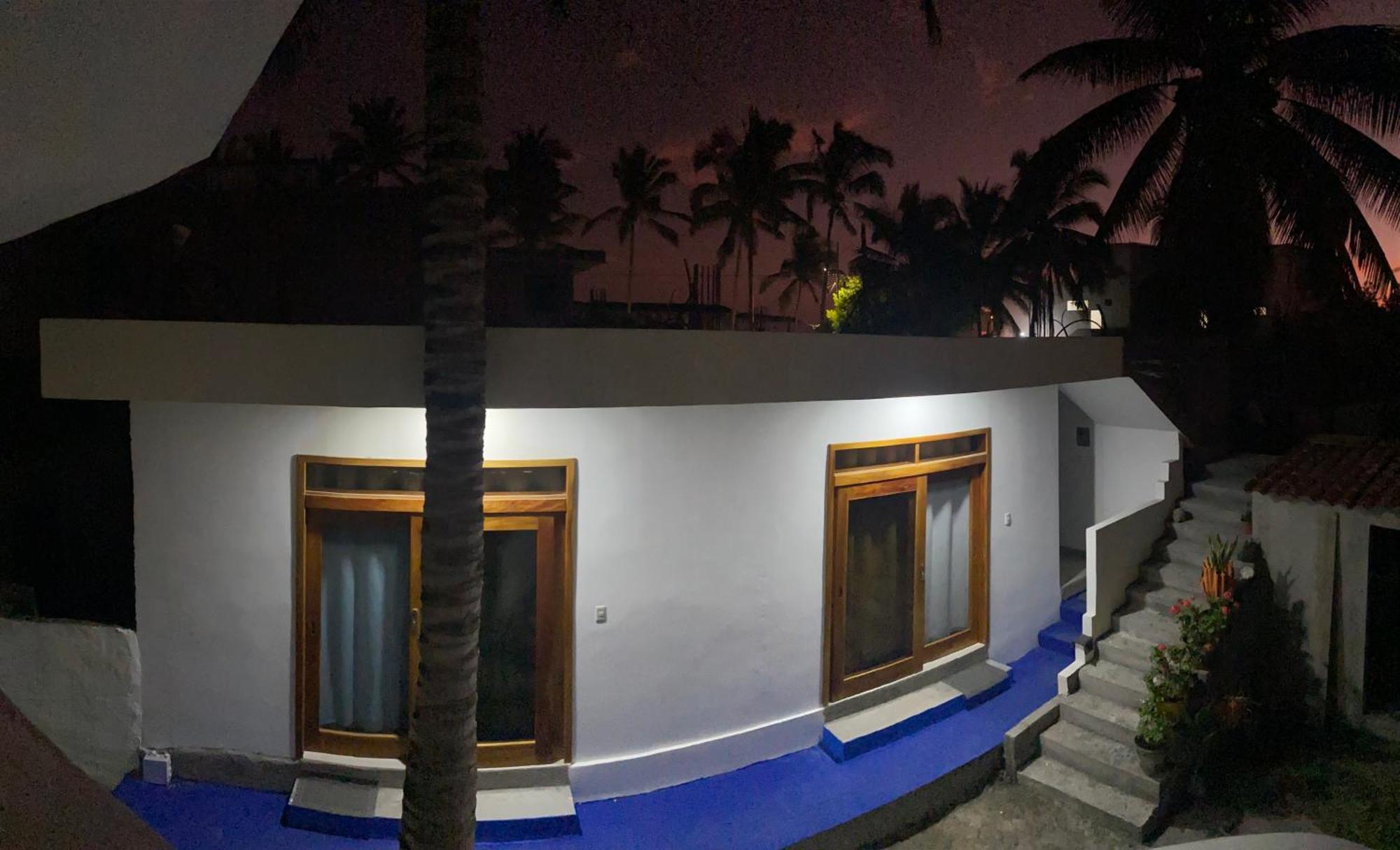 Penguin House Hotel Puerto Villamil Exterior photo