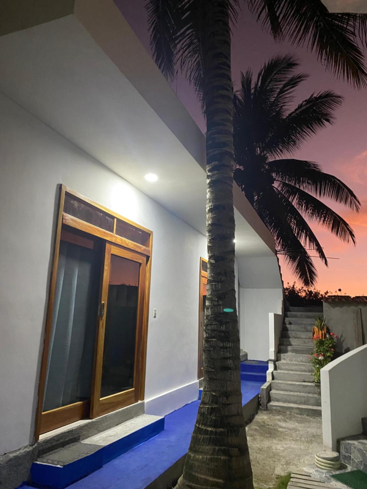 Penguin House Hotel Puerto Villamil Exterior photo