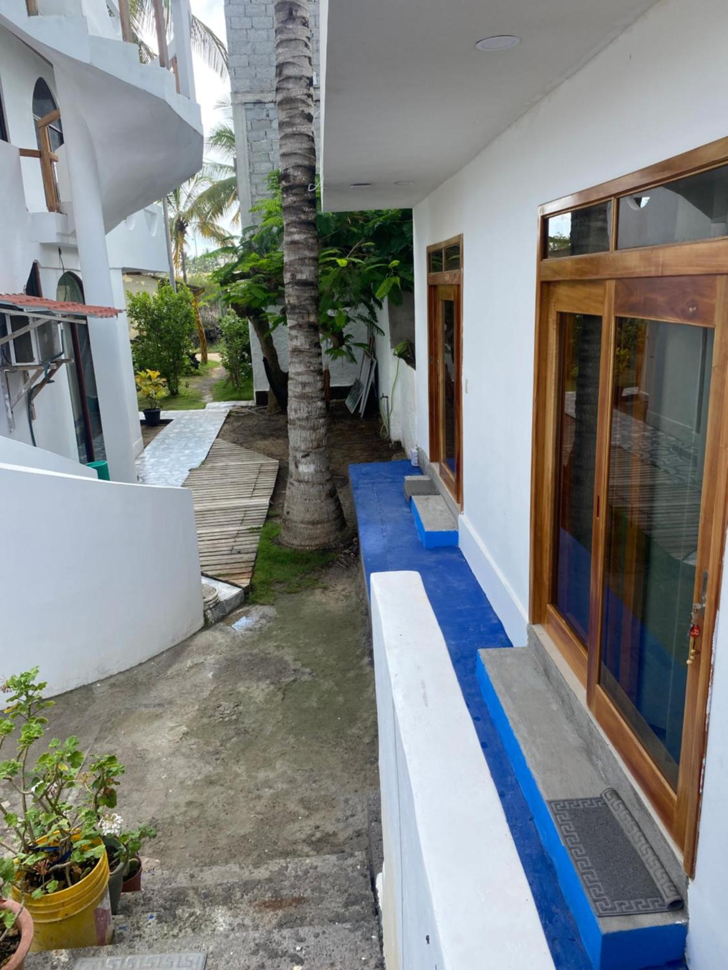 Penguin House Hotel Puerto Villamil Exterior photo